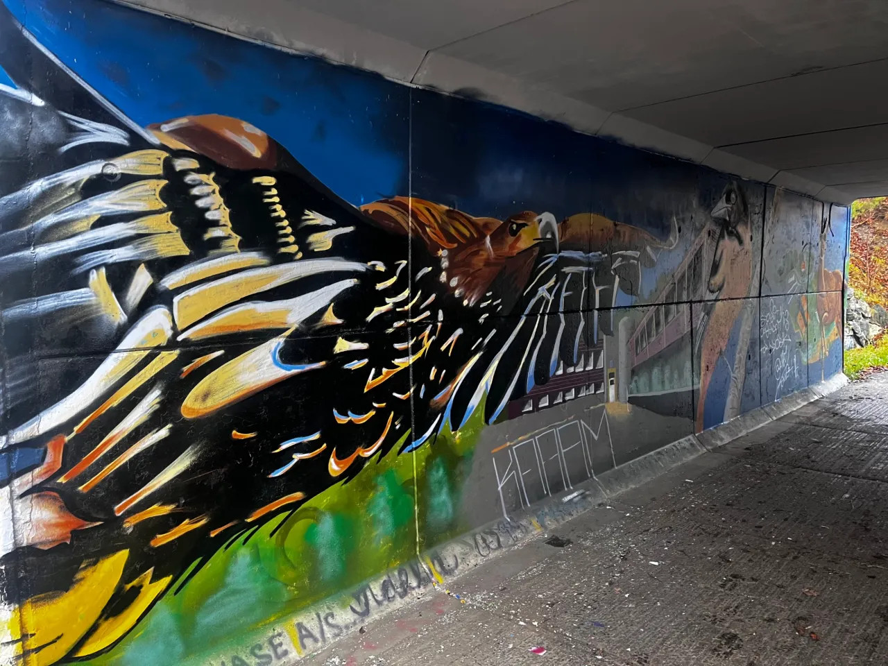 Fargerik veggmural malt av KAAAM