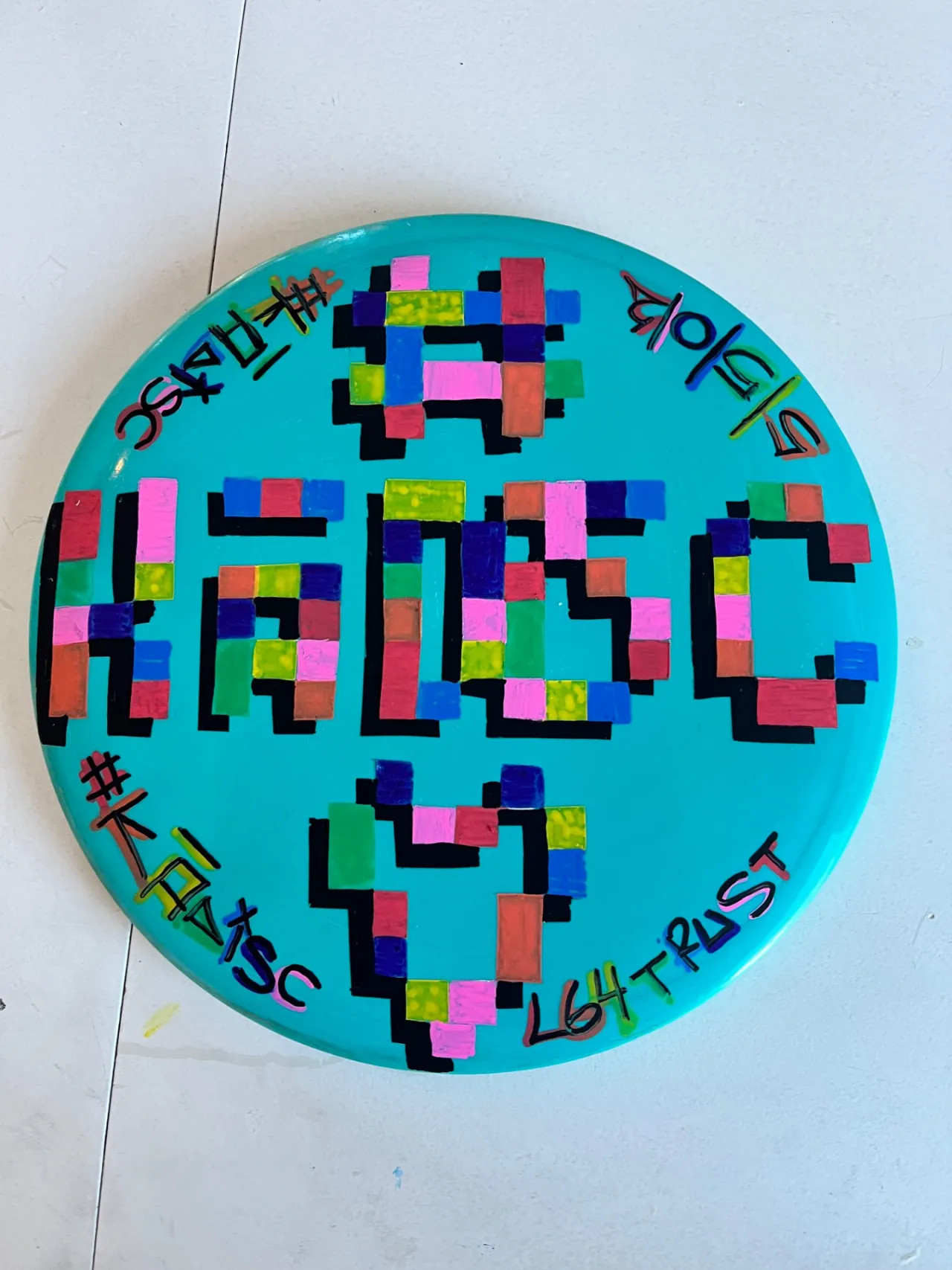 Custom-dekorert discgolf-disc av KAAAM – #KÅDISC