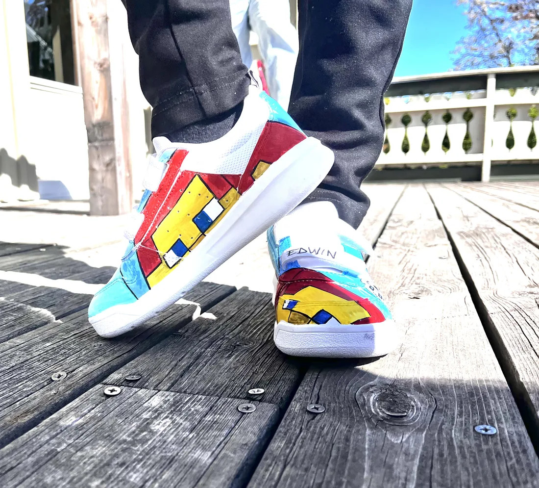 Custom-malte sko av KAAAM – hvite sneakers dekorert for hånd